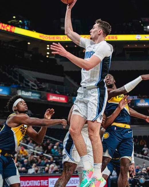 的运动员背 的运动员背